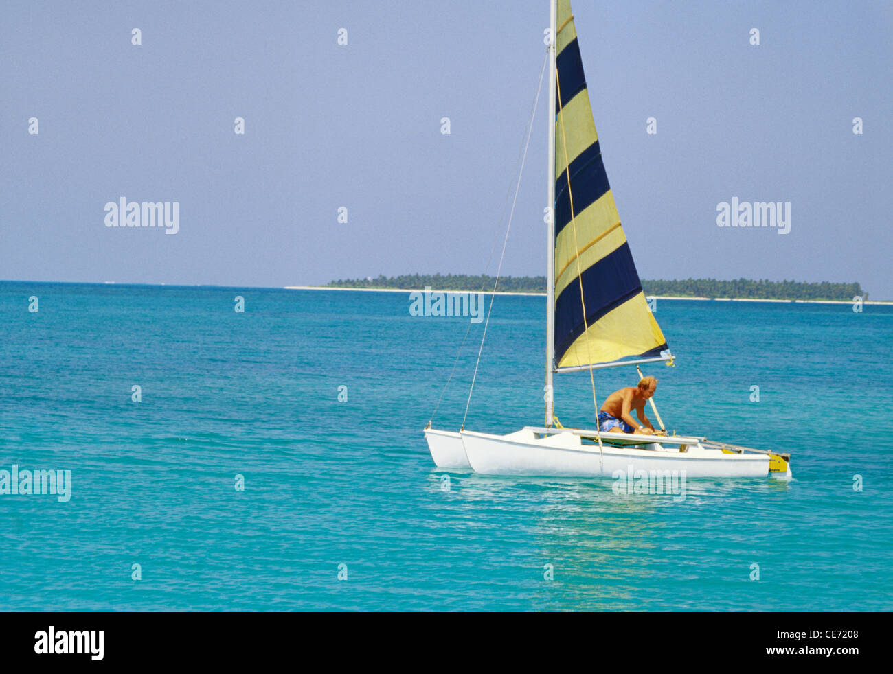 AMA 84296: Mann sitzt im Boot Yacht Bangaram Island; Lakshadweep; Indien Stockfoto