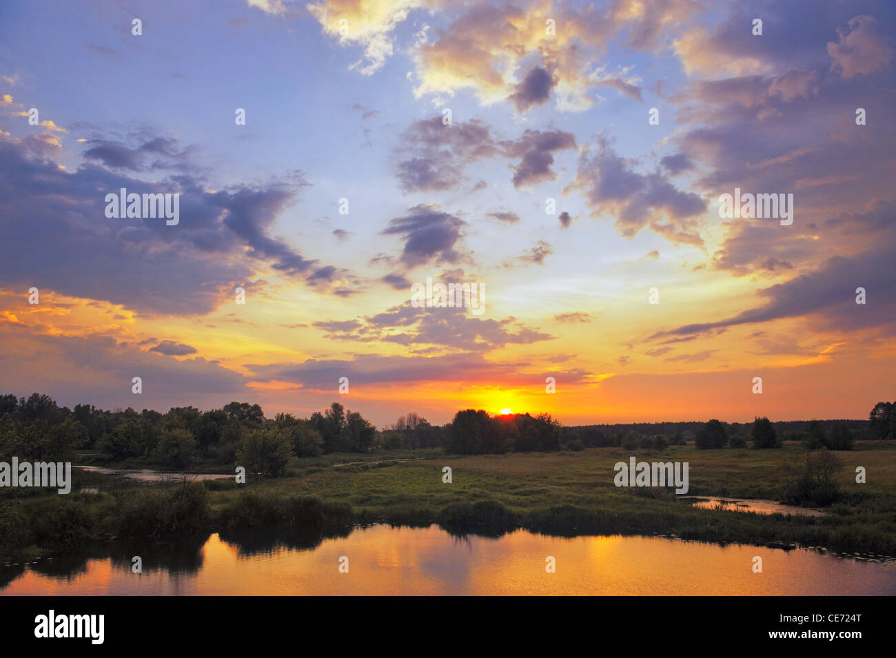 Schönen Frühling Sunrise und dramatische Wolken am Himmel. Hochwasser des Flusses Narew, Polen. Stockfoto