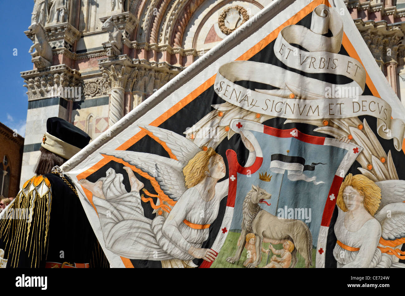 Palio-Parade auf dem Piazza del Duomo, Siena, Toskana, Italien Stockfoto