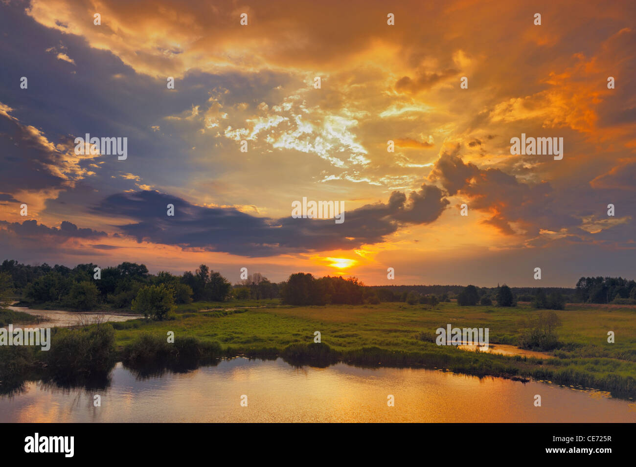 Wunderschönen Sonnenaufgang und dramatische Wolken am Himmel. Hochwasser des Flusses Narew, Polen. Stockfoto