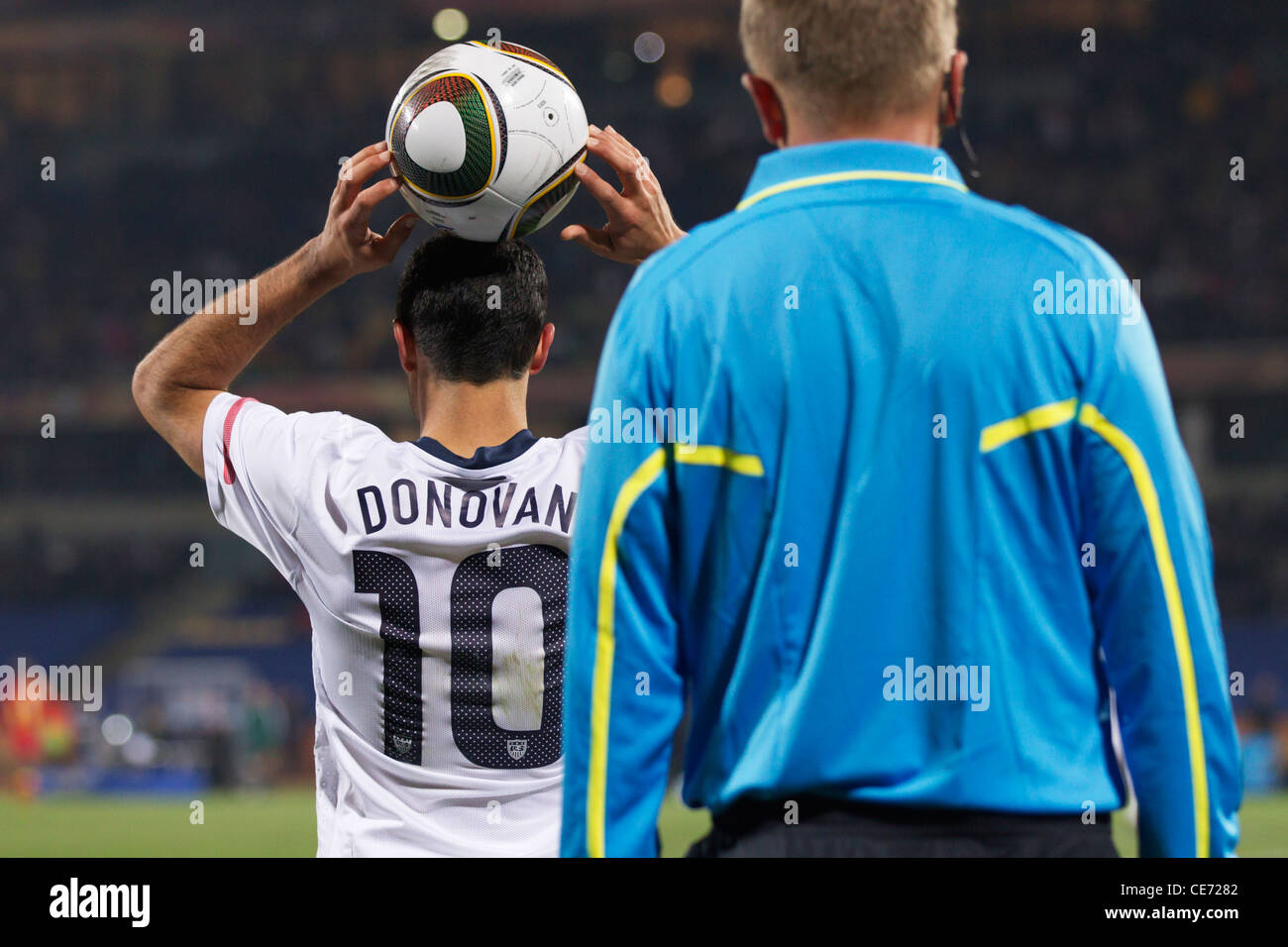 Landon Donovan der Vereinigten Staaten-Sets, den Ball ins Spiel zu werfen, während einer Fußball-Weltmeisterschaft-Runde 16 Spiel gegen Ghana. Stockfoto