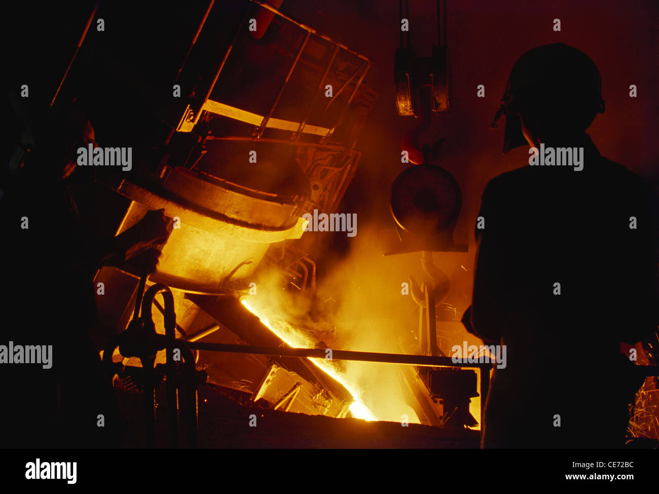geschmolzenes Eisen Gießen aus heiß brennenden Ofen aus Stahl Fabrik Indien Stockfoto