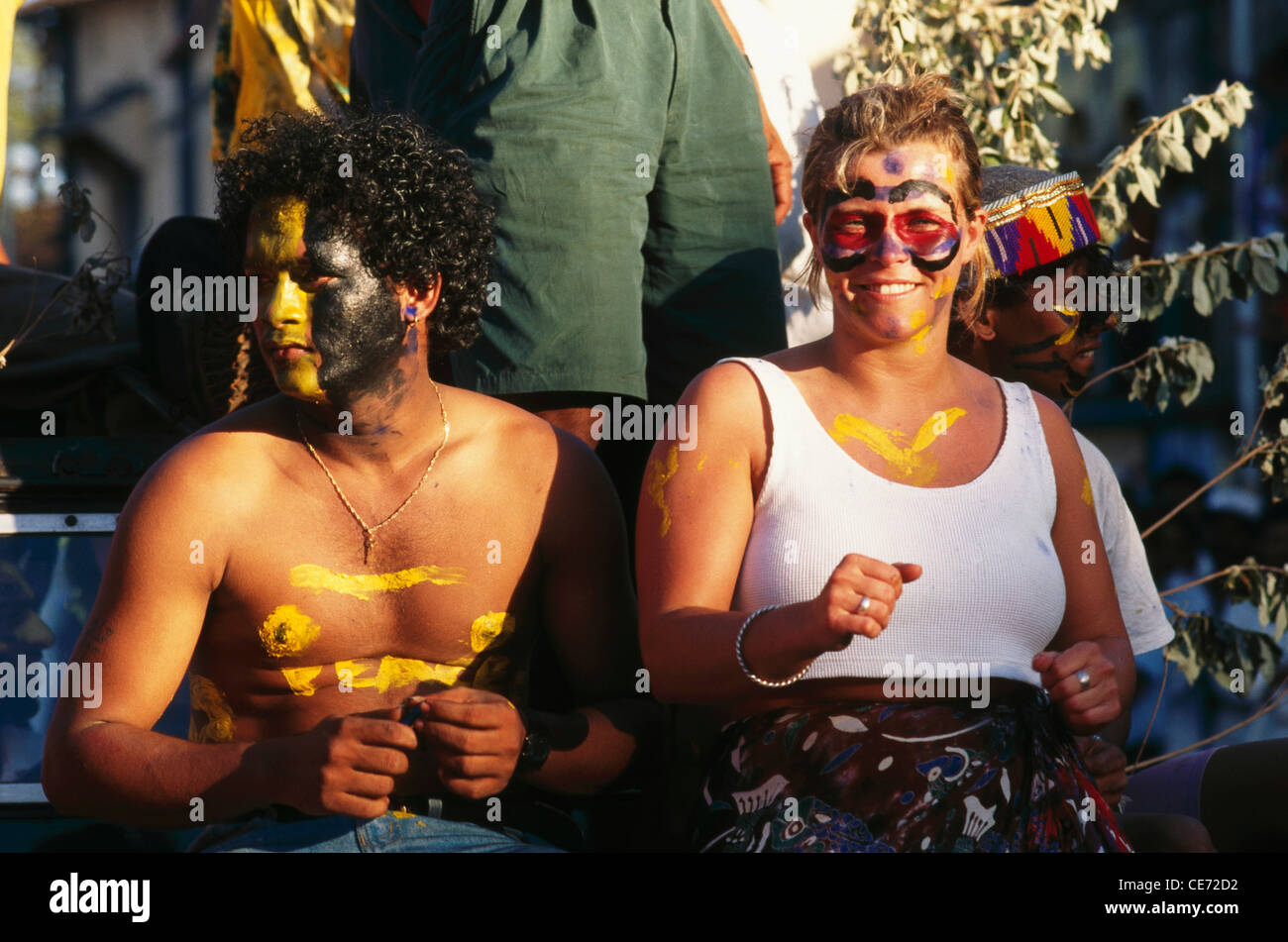 NGS 82570: Touristen mit aufgemalten Gesichtern in Goa Karneval tanzen; Panjim; Goa; Indien Stockfoto