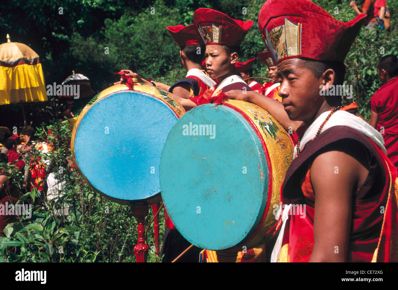 Tibetische Mönche spielen Musikinstrumenttrommel; rumtek Kloster; Rumtek Dharma Chakra Zentrum; Sikkim; indien; asien Stockfoto