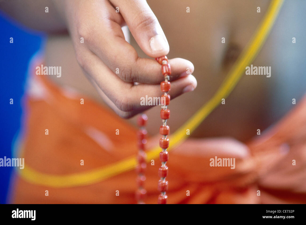 VHM 81820: Indischer Mann singen Jappa mit Rosenkranz Perlen Mala Model Release Nummer 201 Stockfoto