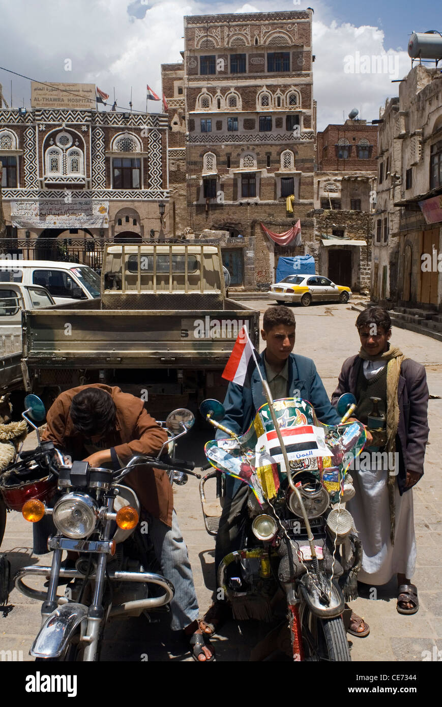 Männer auf dem Motorrad in die Altstadt von Sana ' a, ein UNESCO-World Heritage Site, Jemen, Westasien, Arabische Halbinsel Stockfoto