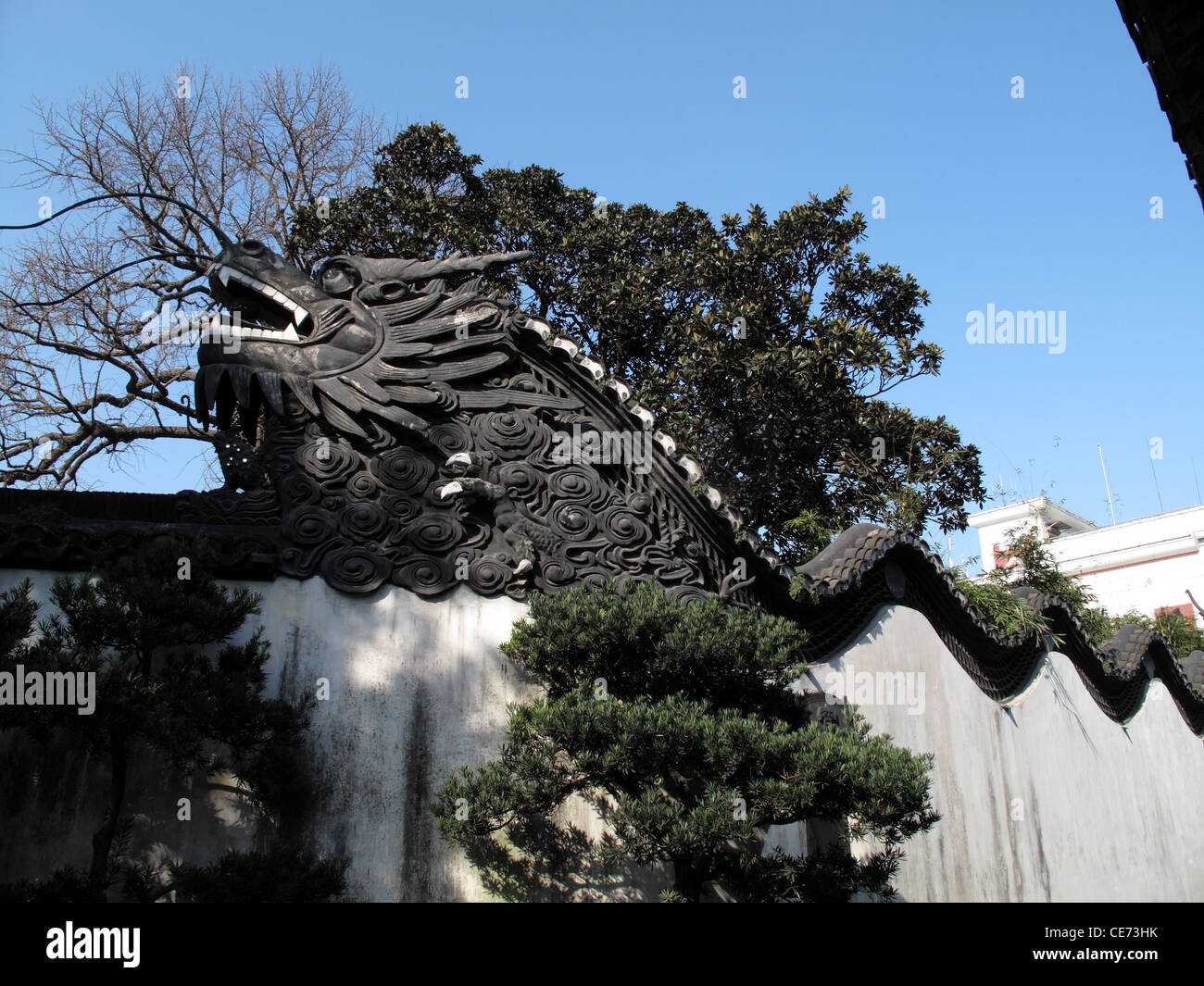 Yu Yuan Garden Wall Drachen Stockfoto