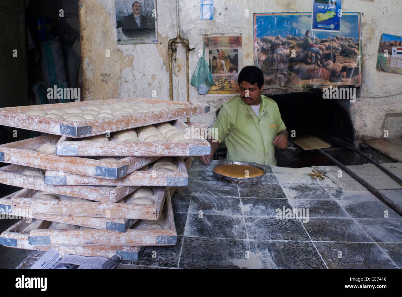 Baker, Brotbacken in der Altstadt von Sana ' a, ein UNESCO-World Heritage Site, Jemen, Westasien, Arabische Halbinsel. Stockfoto