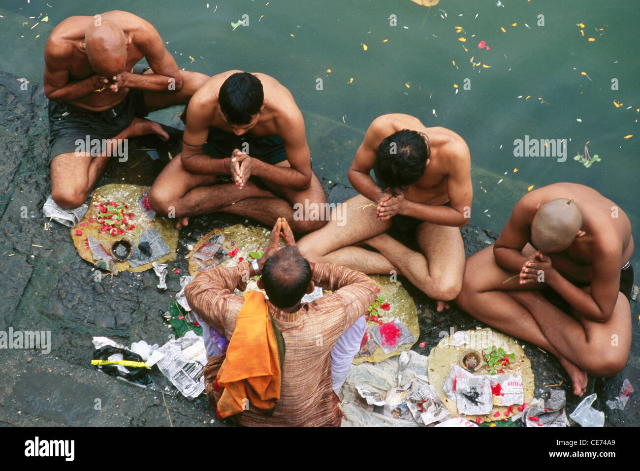 MMN 82883: Männer beten nach Vorfahren Banganga Walkeshwar Bombay Mumbai Maharashtra Indien Stockfoto