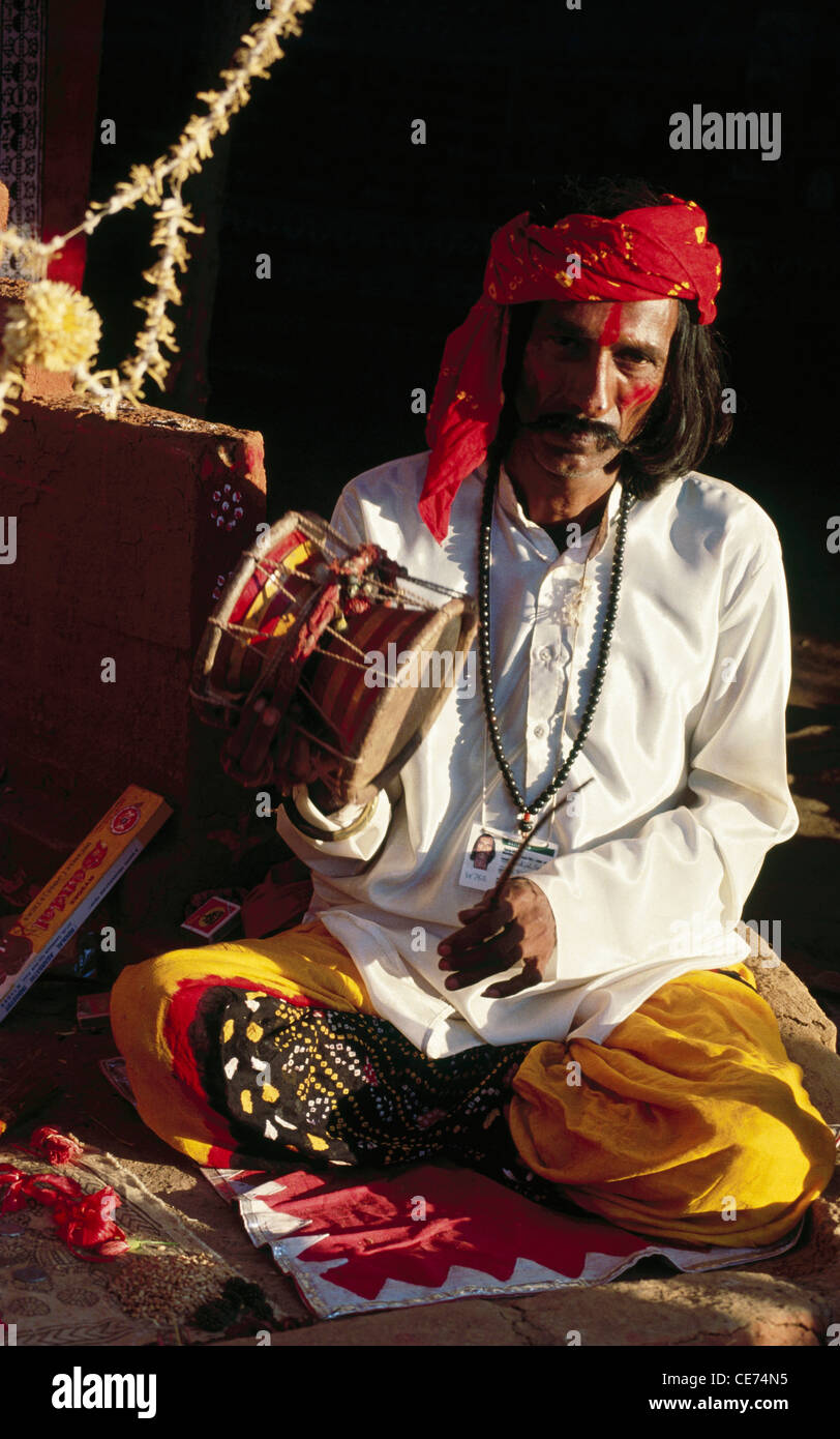 AHP 82991: Indische Priester Mann spielt Damru Trommel während Pooja Indien Stockfoto
