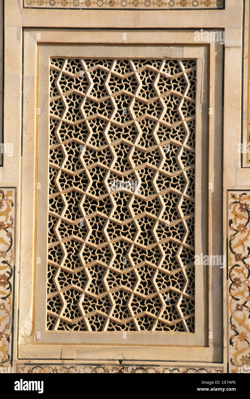 NMK 82179: zart geschnitzten Marmor Jali Fenster in Itmad-Ud-Daulah Grabmal ItmadUdDaula Agra Uttar Pradesh, Indien Stockfoto