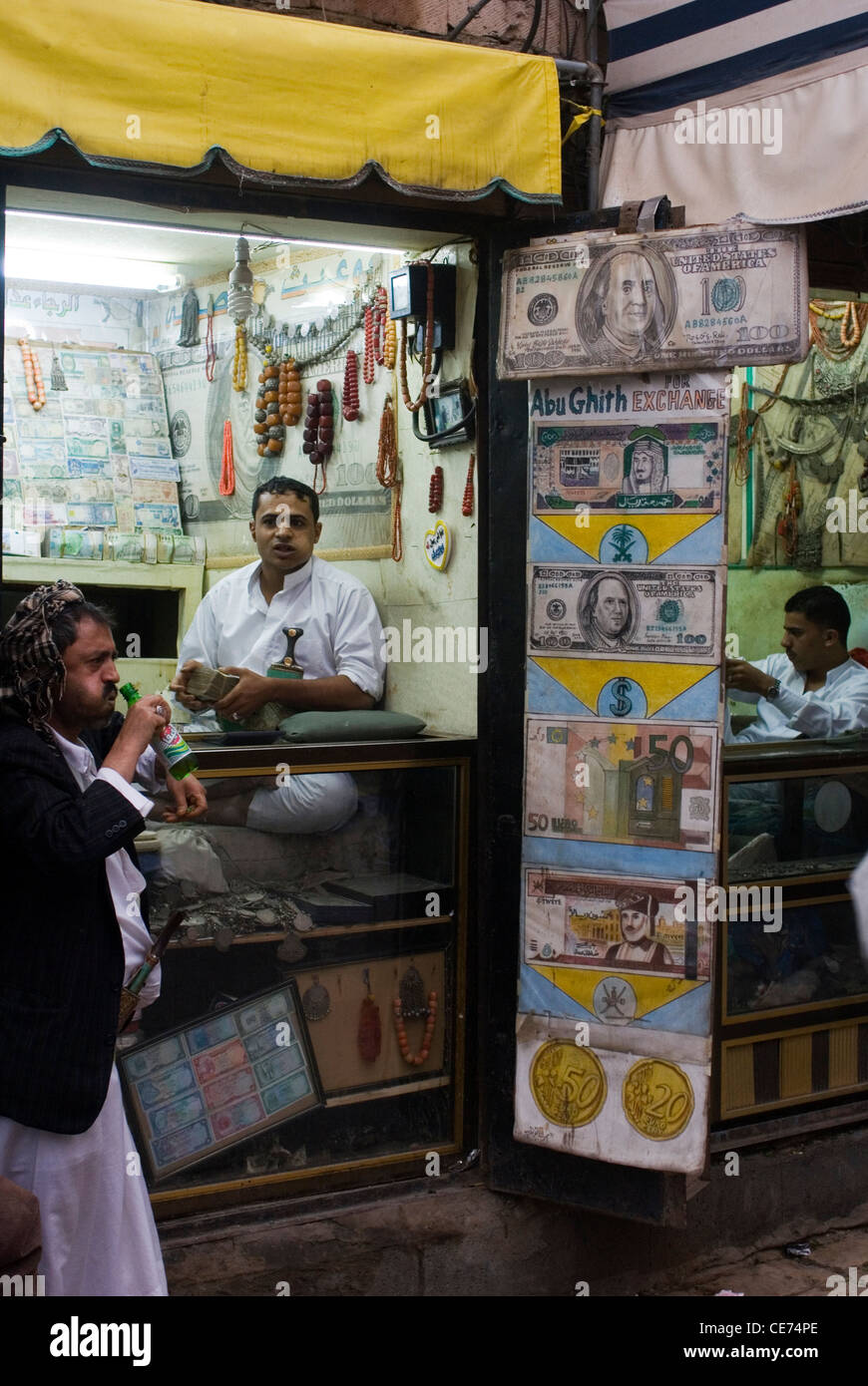 Kaufen Sie in Bab Al-Jemen in der Altstadt von Sana'a, einem UNESCO-Weltkulturerbe, Jemen, Westasien, Arabische Halbinsel ein. Stockfoto