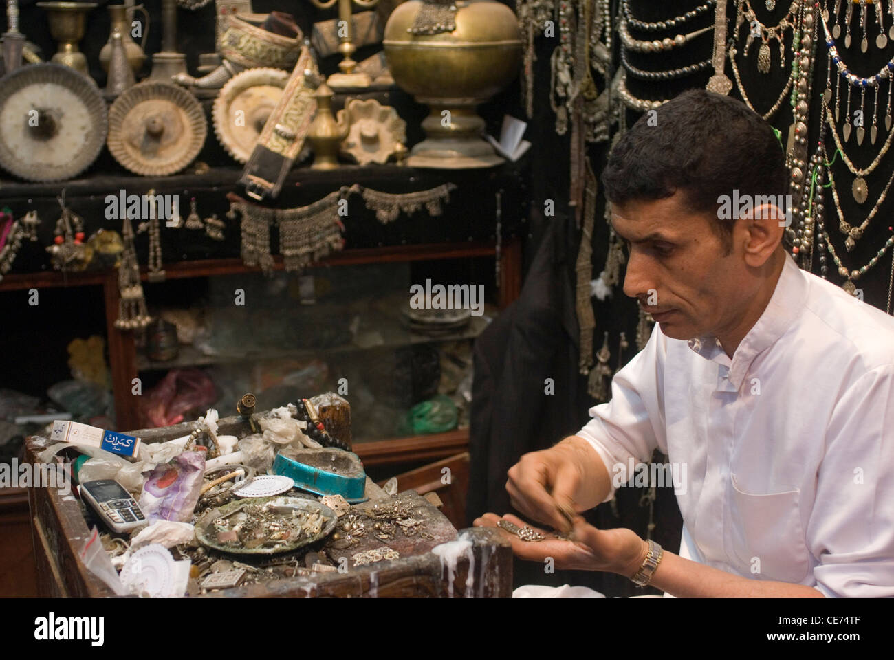 Juwelier im Souk von Sana ' a, ein UNESCO-World Heritage Site, Jemen, Westasien, Arabische Halbinsel. Stockfoto