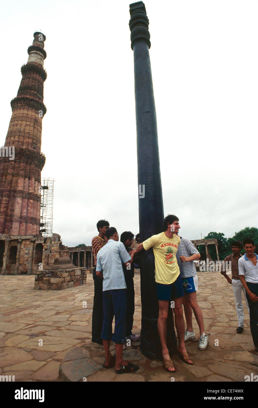 Qutb Qutb Kutub Qutab Minar und Qtab Gupta eisernen Säule Delhi Indien Stockfoto
