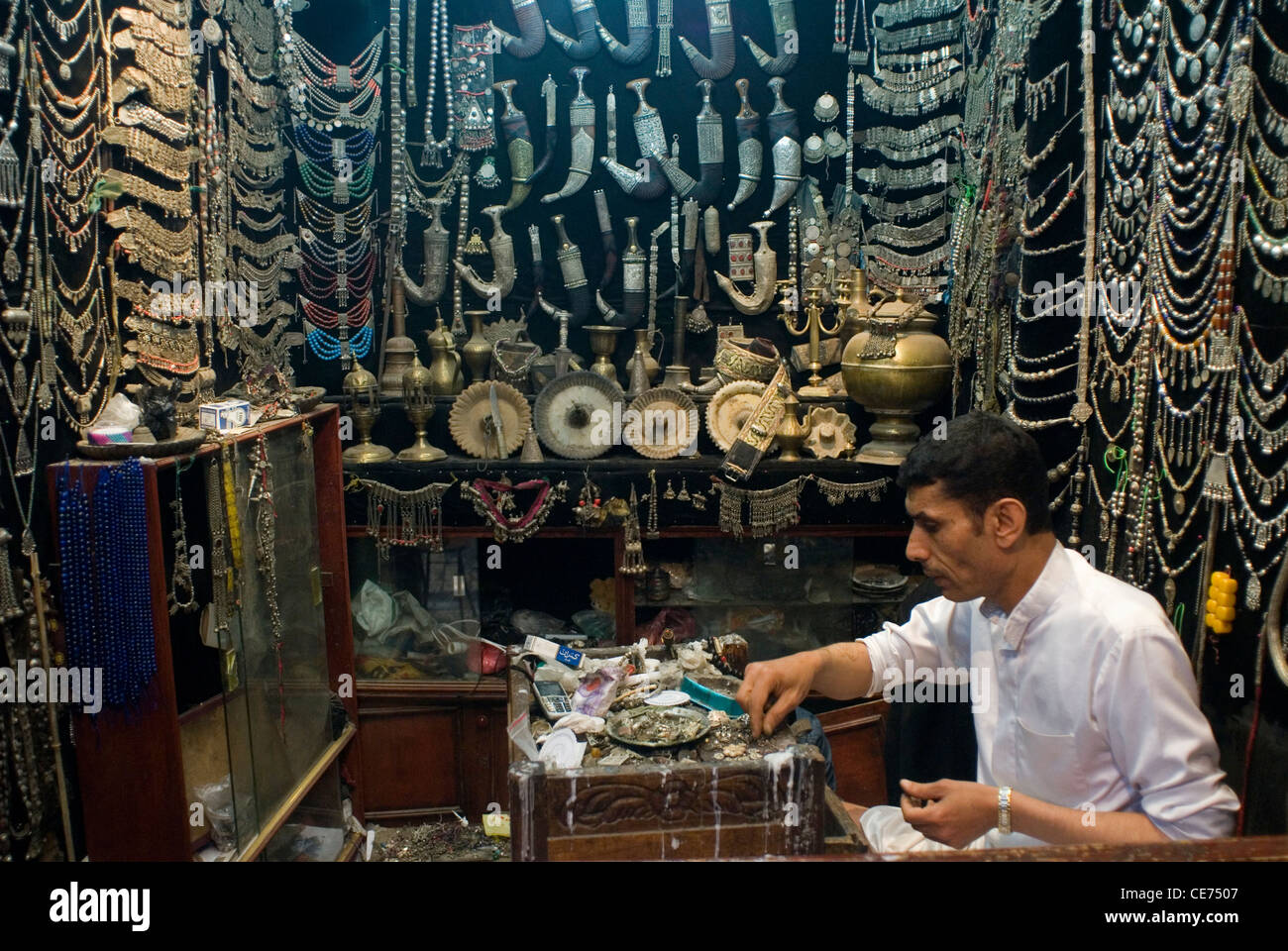 Juwelier im Souk von Sana ' a, ein UNESCO-World Heritage Site, Jemen, Westasien, Arabische Halbinsel. Stockfoto