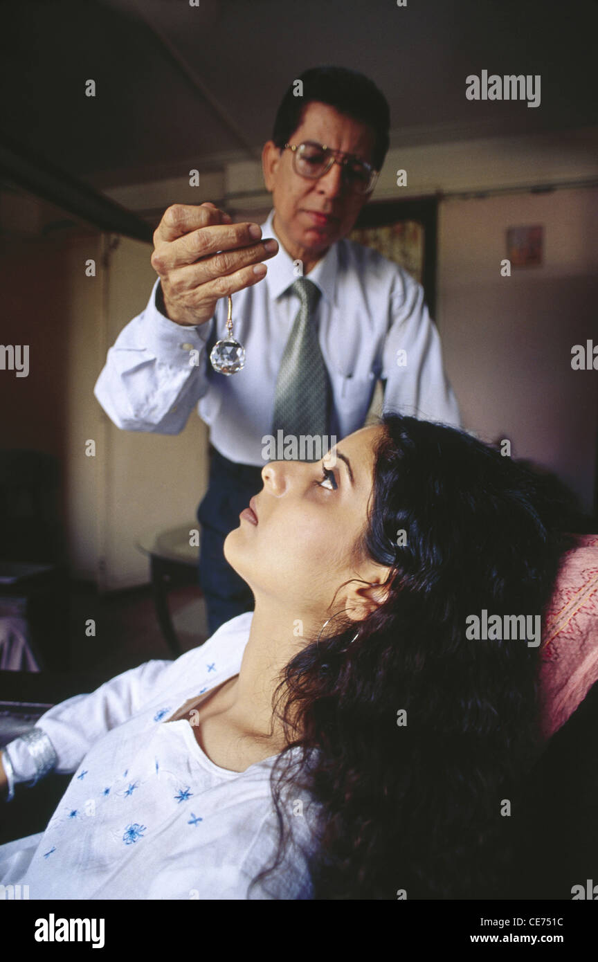 Hypnotiseur; Hypnose; Hypnotism; Doktor hypnotisierende Frau Patient; Modell-Freigabe-Nr. 400 Stockfoto