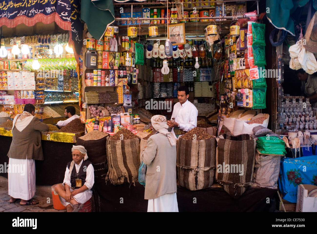 Speichern Sie im Souk von Sana ' a, ein UNESCO-World Heritage Site, Jemen, Westasien, Arabische Halbinsel. Stockfoto