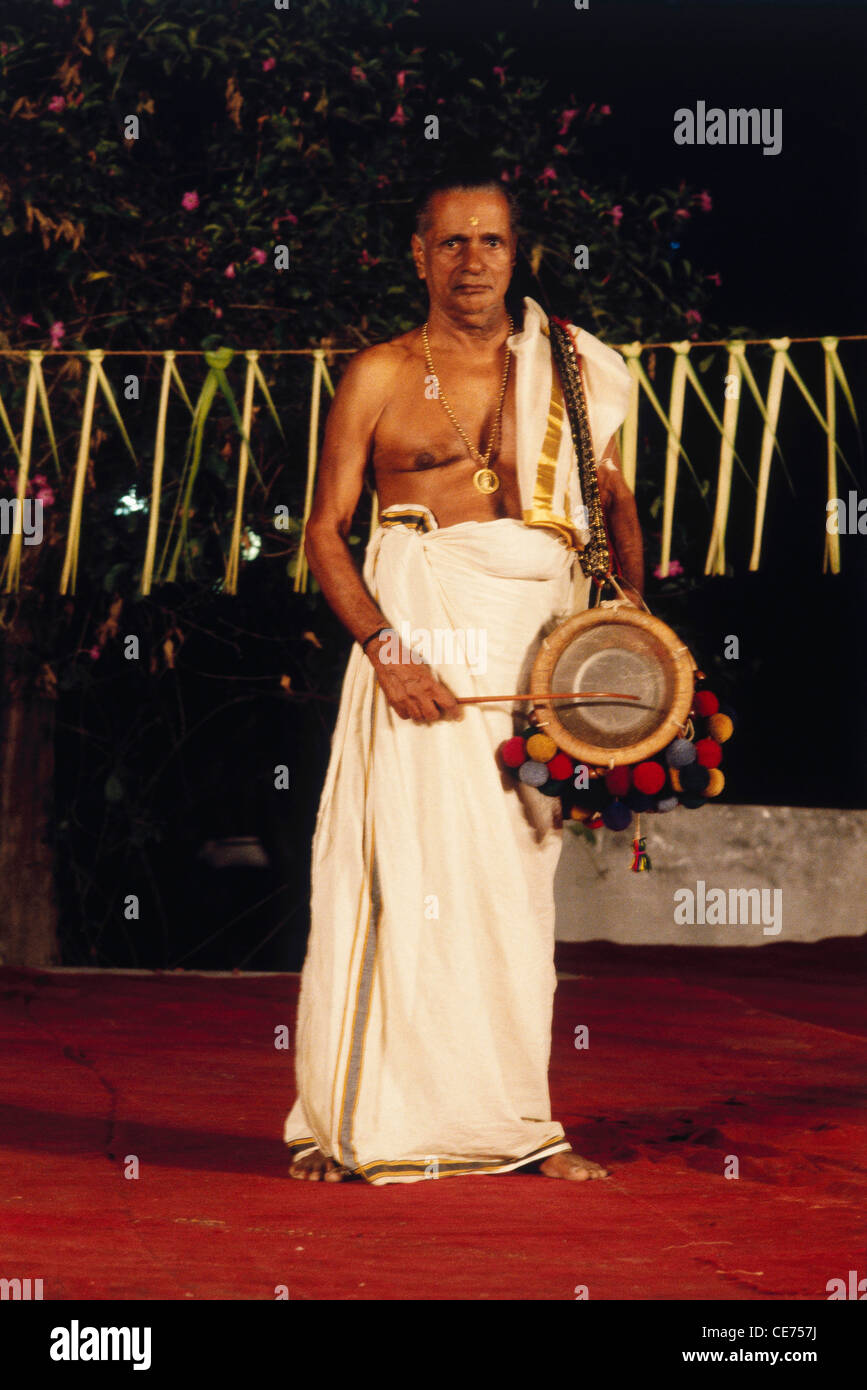 VDA 82990: Edakka; klassischen Musikinstrument; Guru Alippaambu Sivaram kein Model-Release nur zu redaktionellen Zwecken Stockfoto