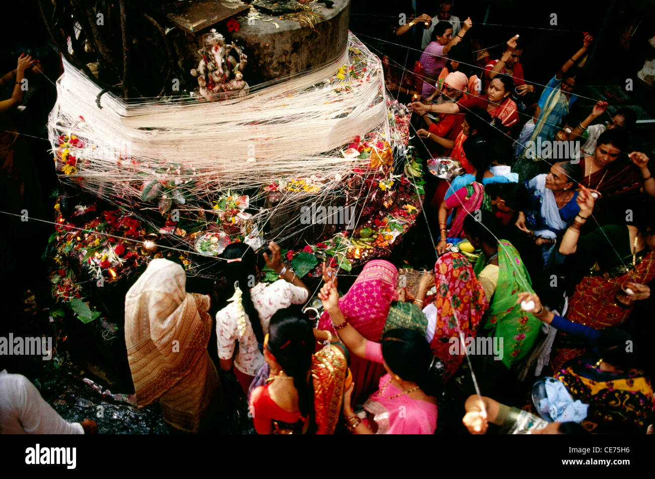 RVA 83062: indische Frauen feiern MwSt Poornima Baum beten Festival Indien Stockfoto