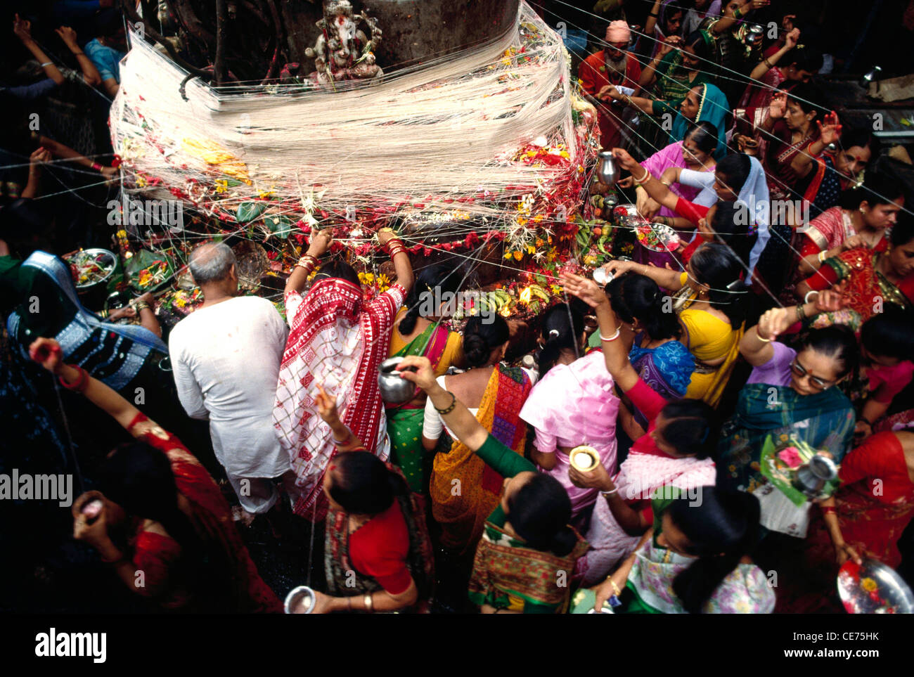 RVA 83064: indische Frauen feiern MwSt Poornima Baum beten Festival Indien Stockfoto
