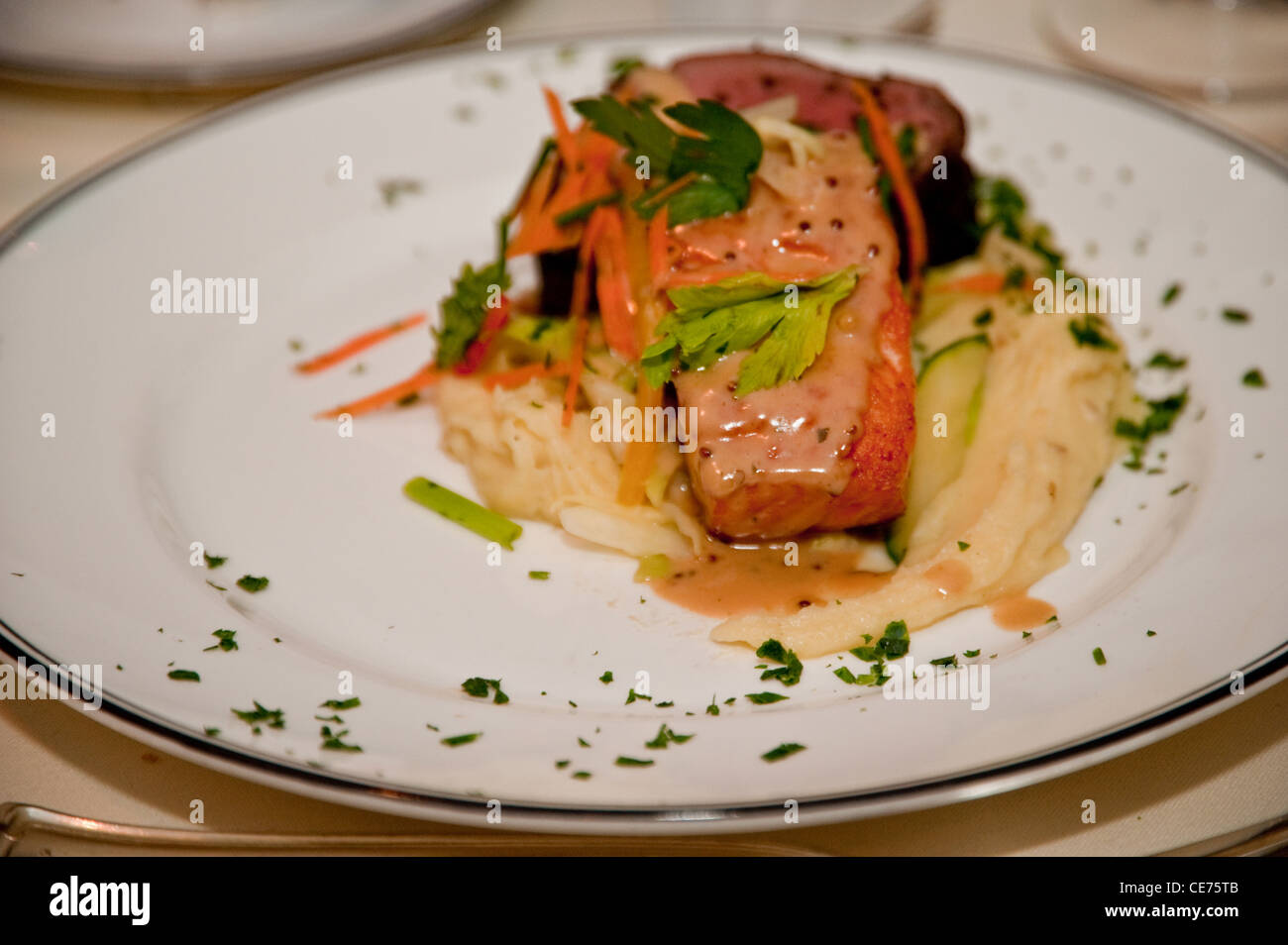 Ein Teller mit Gebackener Lachs Stockfoto