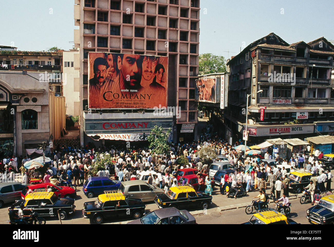 RVA 84688: Menge Autos Taxis außerhalb Hindi Theater Neuheit zeigt Filmgesellschaft Bombay Mumbai Maharashtra Indien Stockfoto