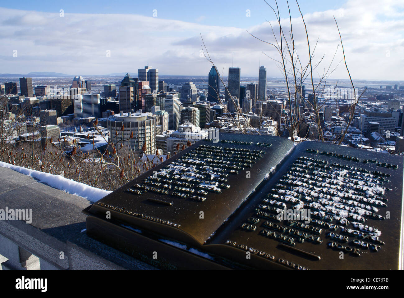 Blick auf Skyline von Montreal im Winter vom Mount Royal Park. Stockfoto