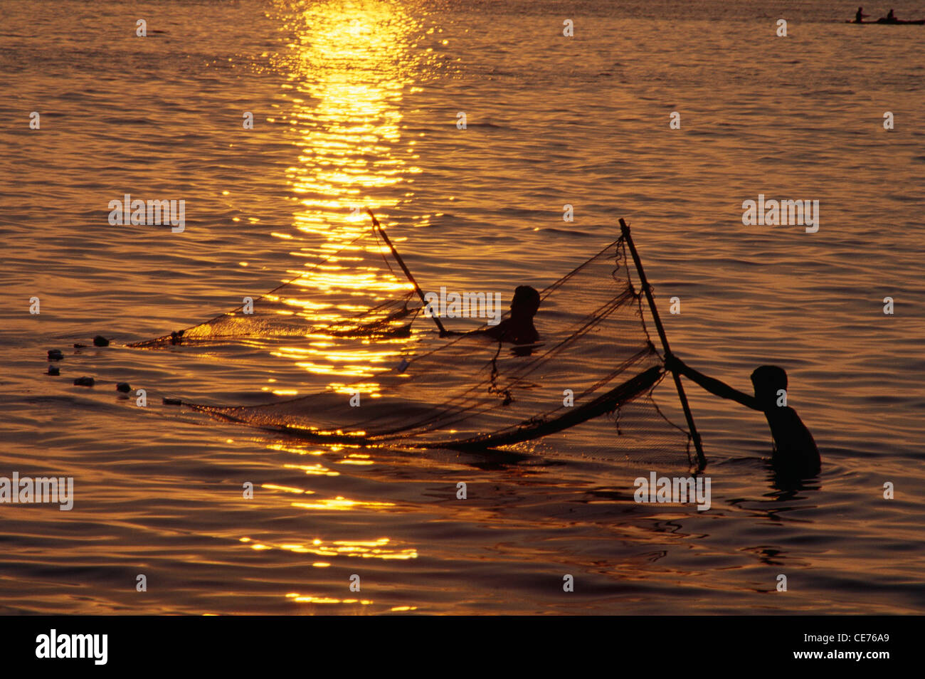 VHM 84710: zwei Fischer mit Netzfischerei im Meer in der Silhouette; Bombay Mumbai; Maharashtra; Indien Stockfoto