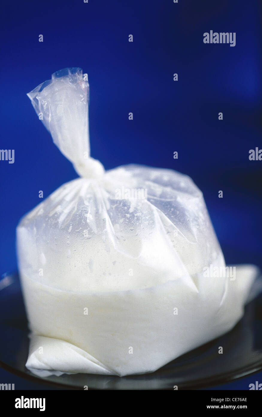 VHM 84784: Joghurt in Polyethylen Plastikbeutel verpackt; Indien Stockfoto