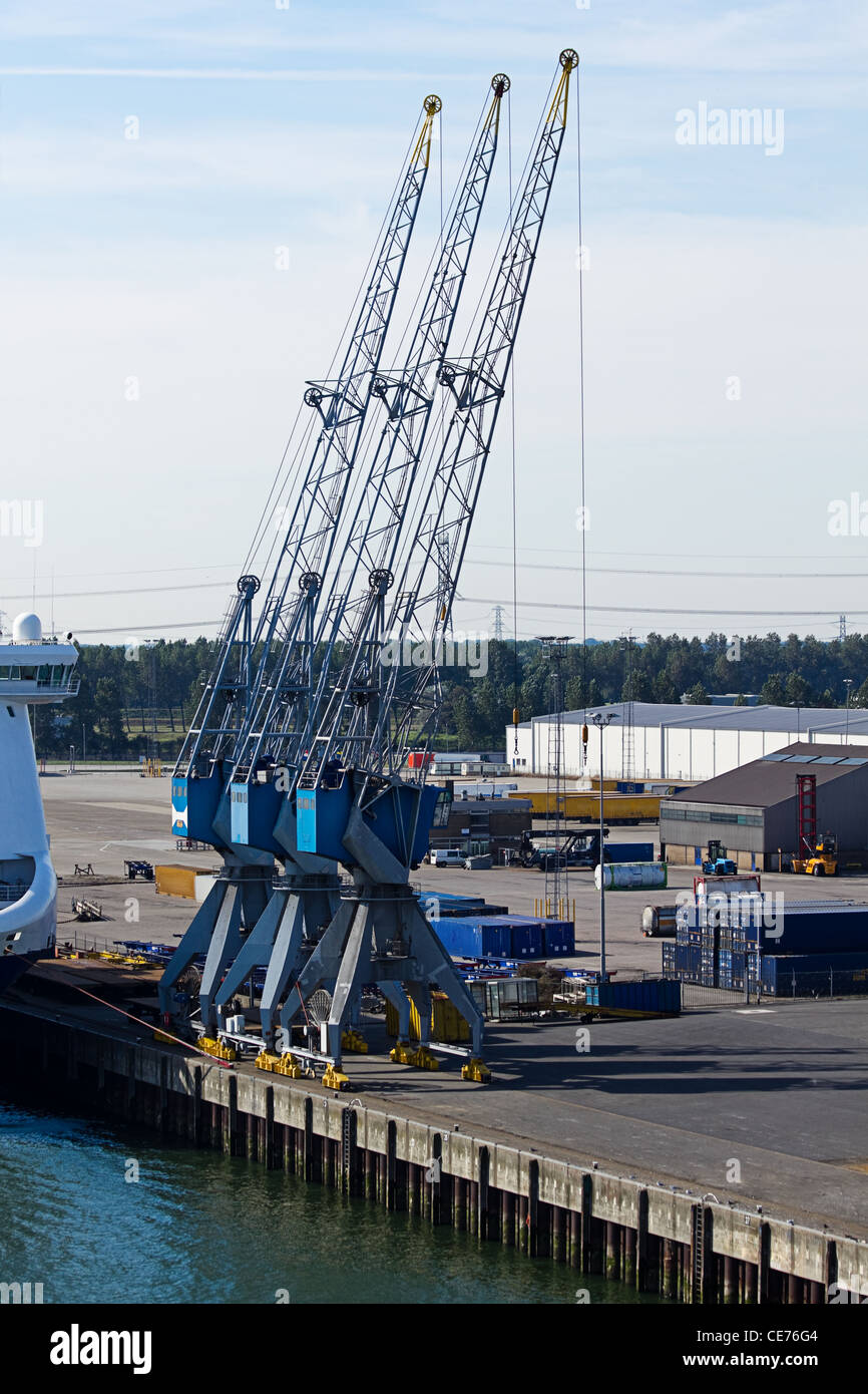 Industrie und große Kräne auf Schiene im Hafen Stockfoto