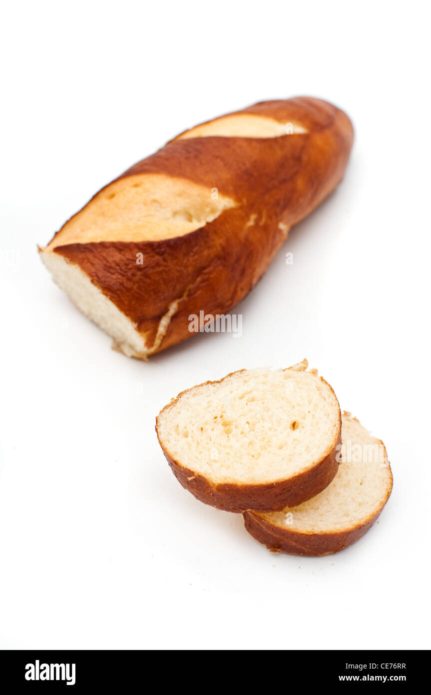 In Scheiben geschnitten Lauge Stick, bayerische Brot auf einem weißen Hintergrund Stockfoto