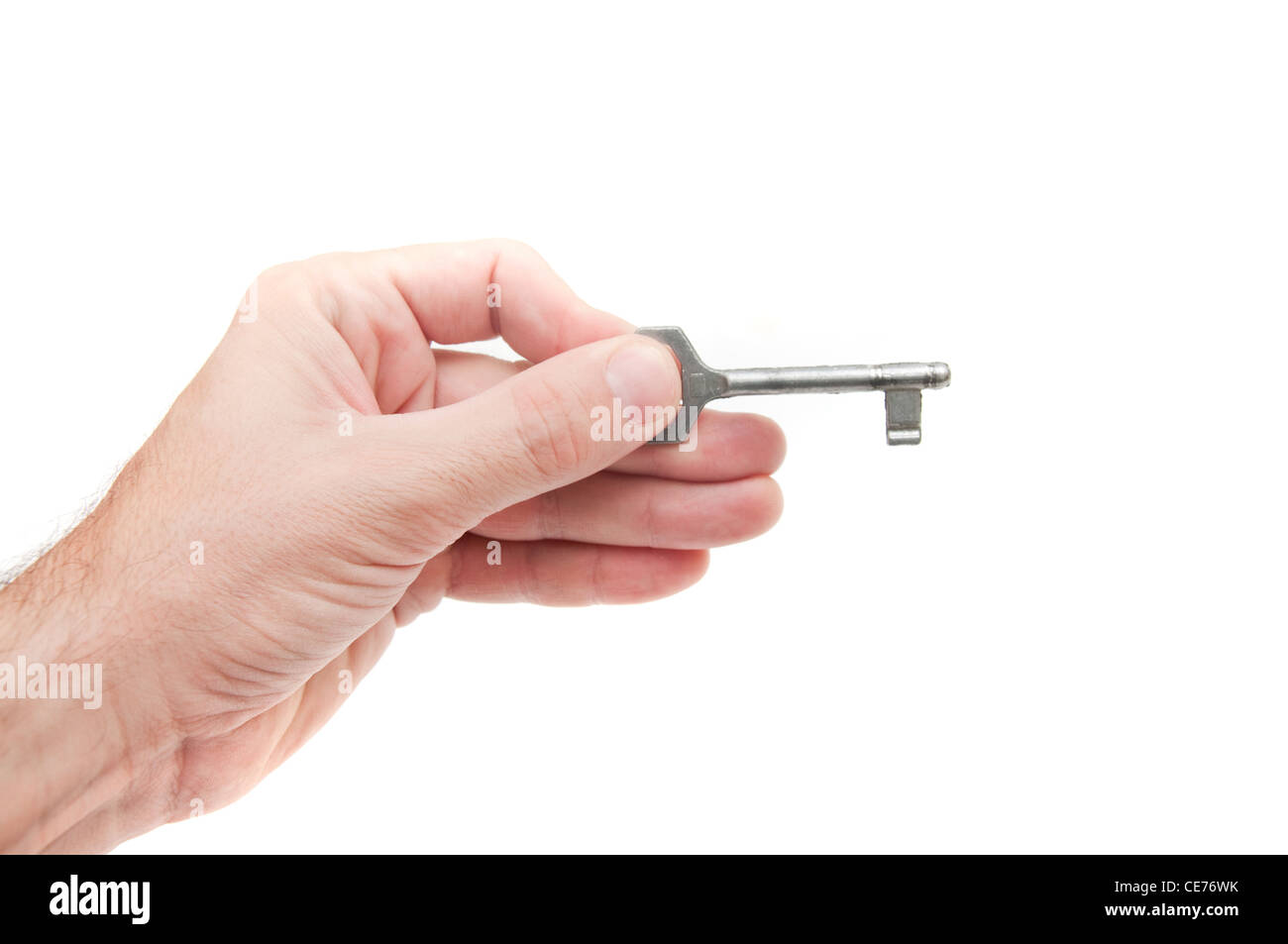 Männliche Hand, die einen Schlüssel zum Haus, Bild ist auf einem weißen Hintergrund aufgenommen. Stockfoto