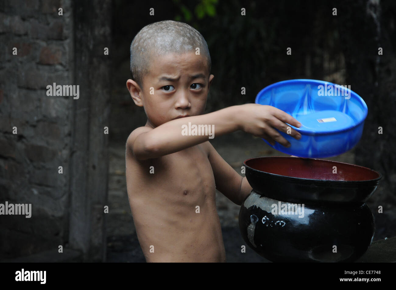 Novize unter Wasser im Kloster, Burma, Myanmar Stockfoto