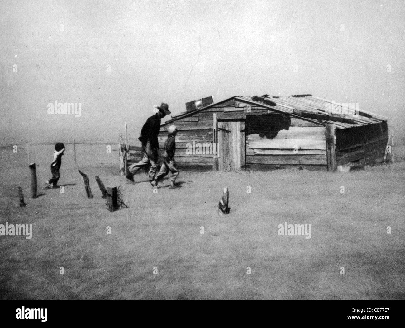 DEPRESSION IN DER AMERIKANISCHEN LANDWIRTSCHAFT Dustbowl conditiones on Farmland in Cimarron County Oklahoma, April 1936. Stockfoto