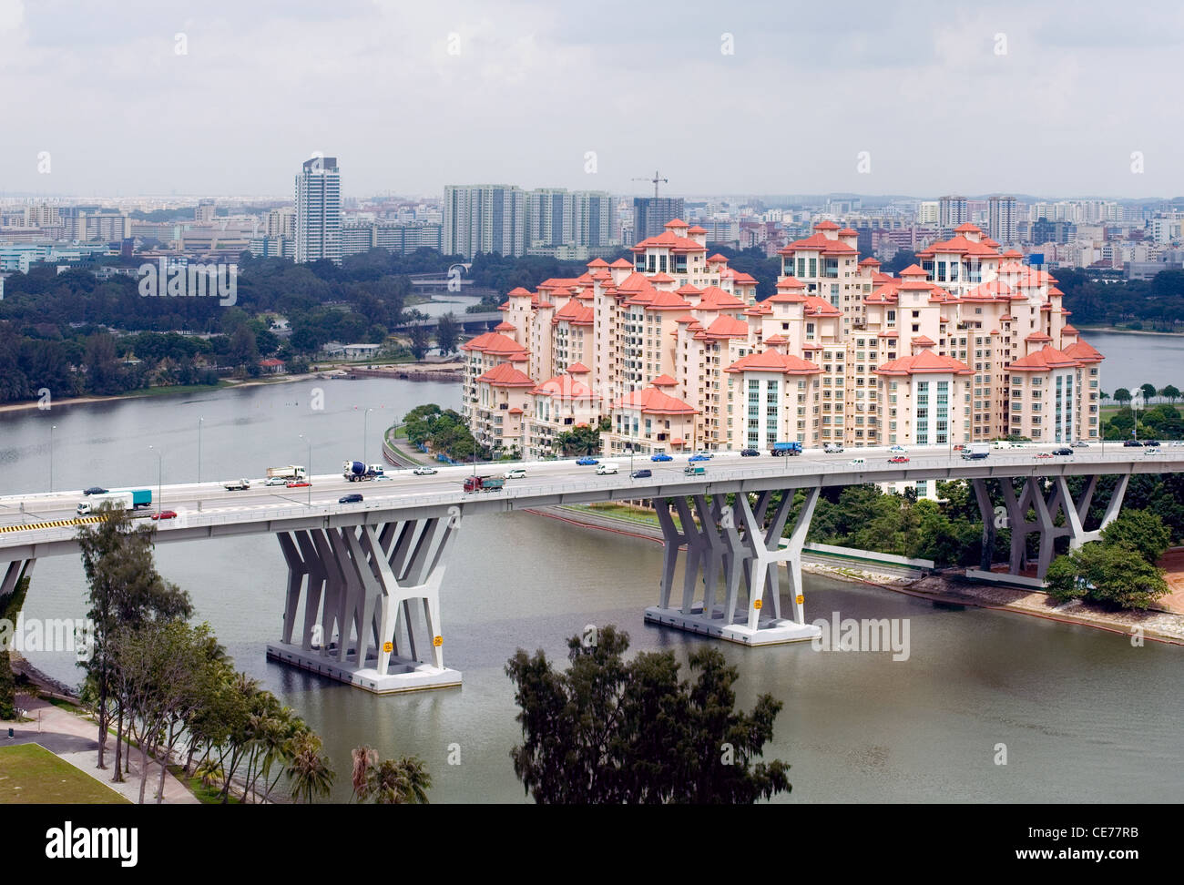Datenverkehr über eine moderne Autobahnbrücke in Singapur reisen Stockfoto