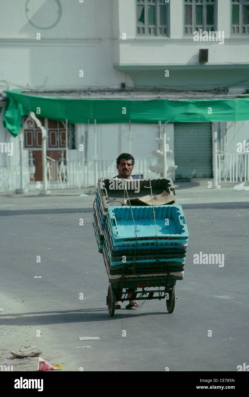 Ein Arbeiter auf dem Weg zum Markt in zentralen Tripolis. Stockfoto