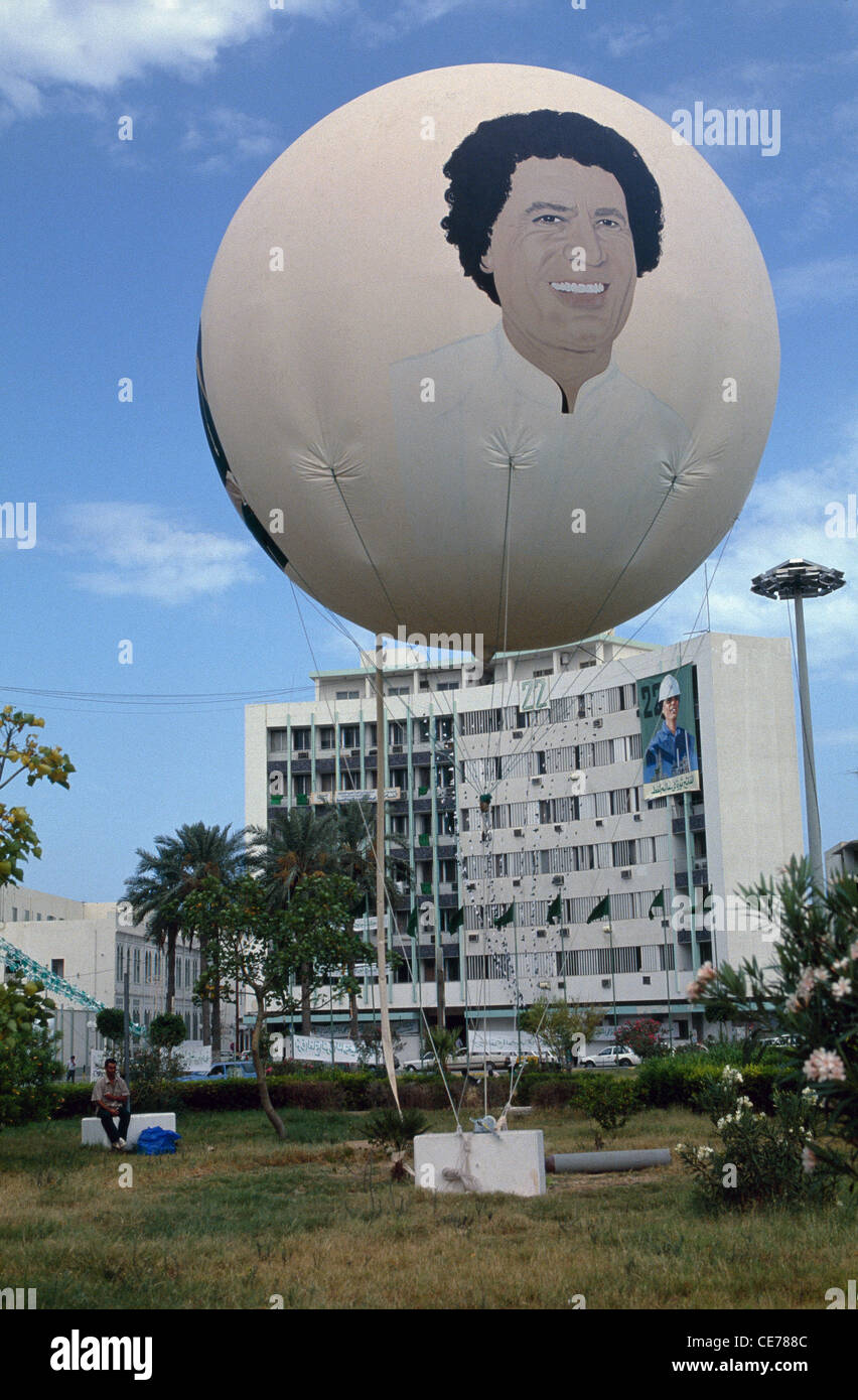 Ein Ballon mit Bild des Gaddafi fliegen in der Nähe von Erdöl Ministerium am 22. Jahrestag der Regel in Libyen Stockfoto