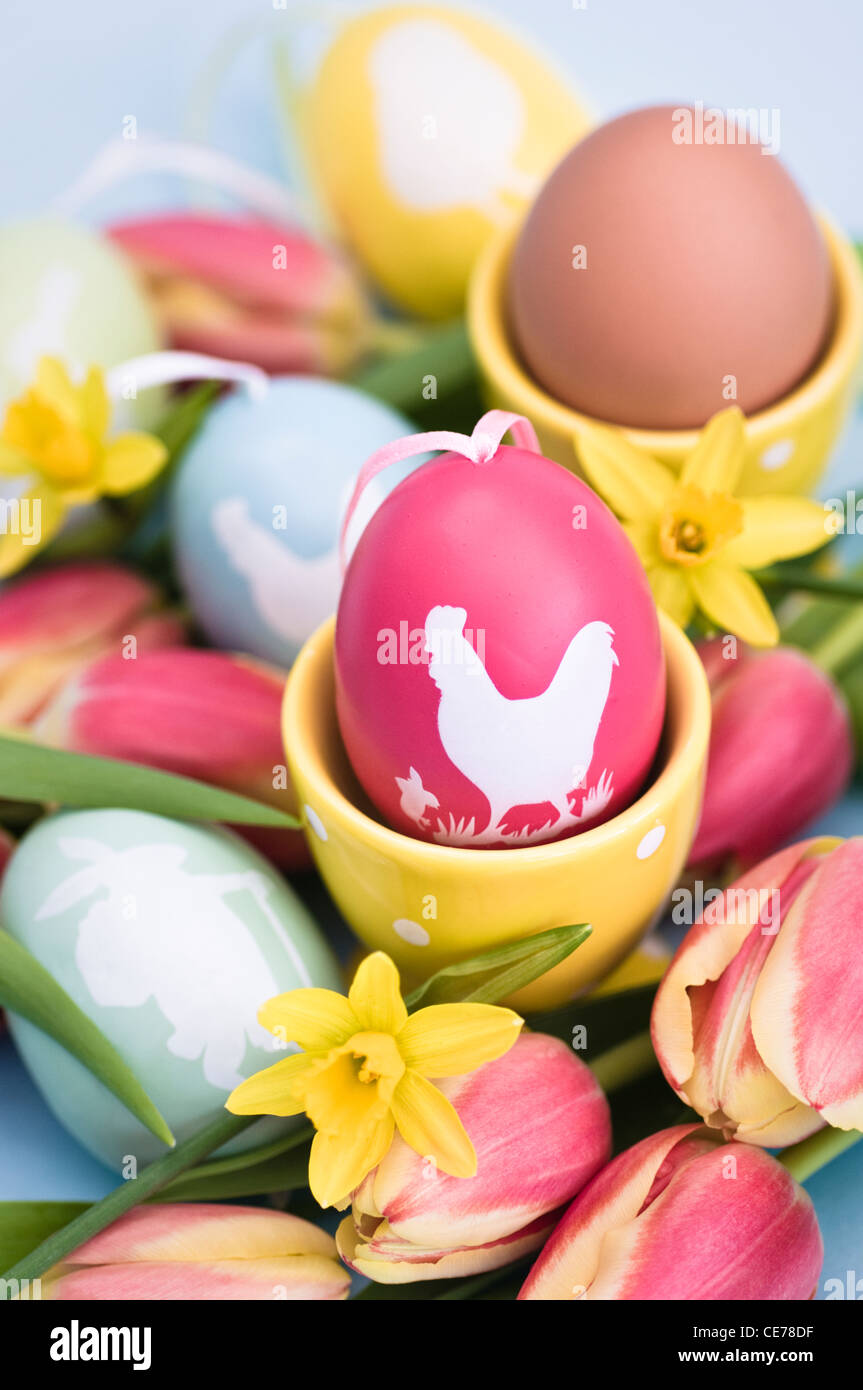 Ostern-Stillleben mit dekorierten Eiern und Frühlingsblumen, selektiven Fokus Stockfoto