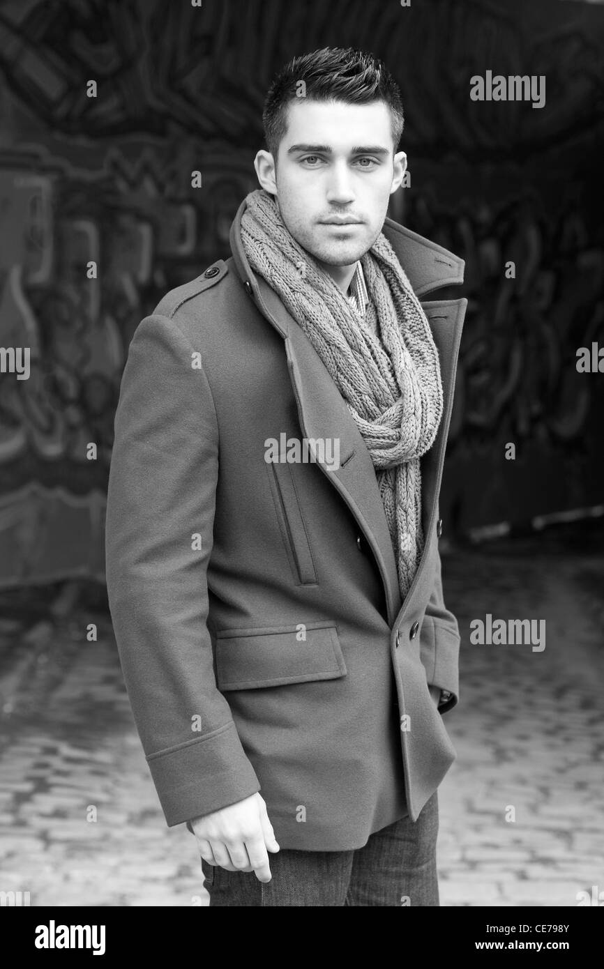 Männliches Modell fällt eine Pose in einem städtischen Umfeld in Leeds, West Yorkshire, England Stockfoto