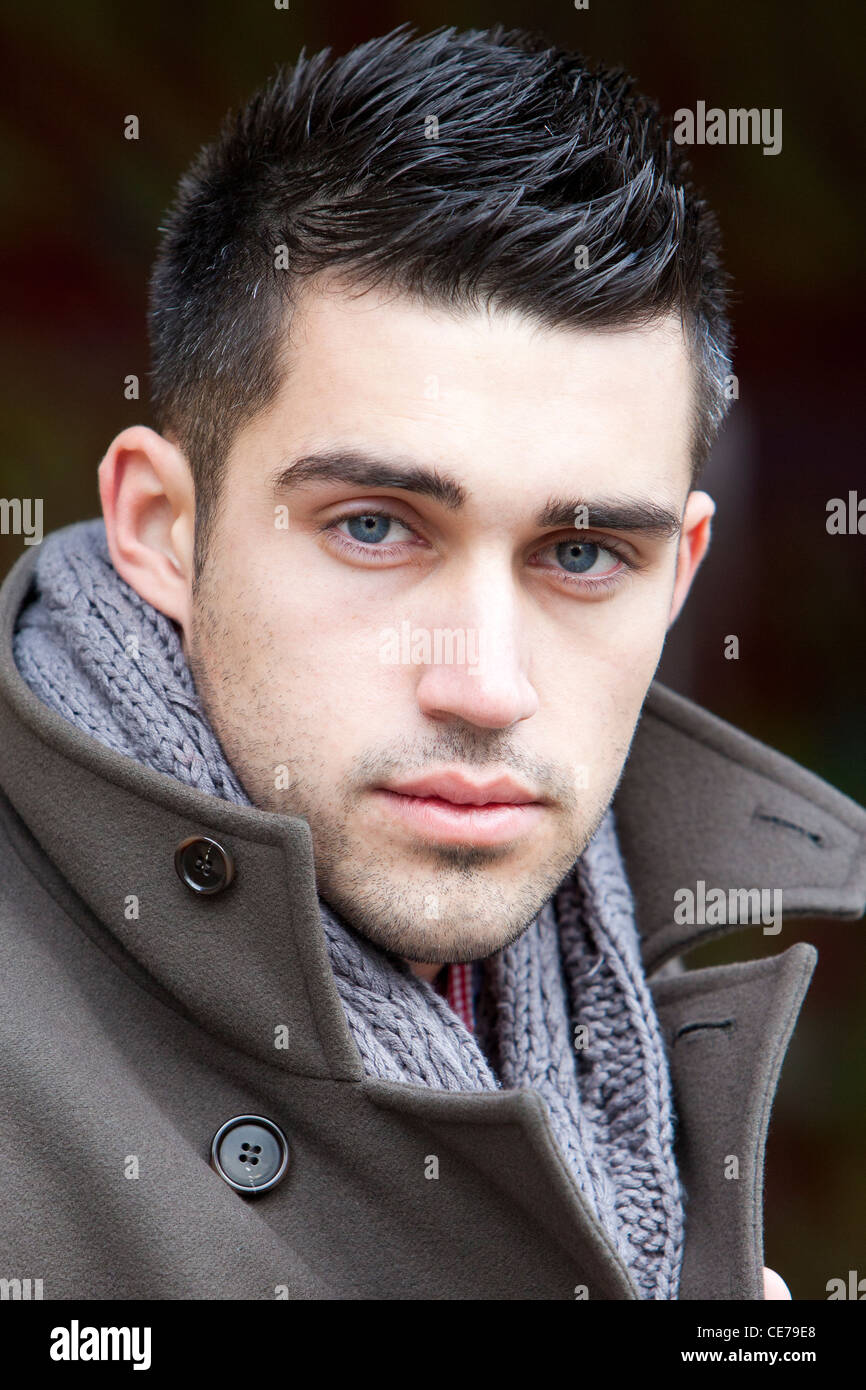 Männliches Modell fällt eine Pose in einem städtischen Umfeld in Leeds, West Yorkshire, England Stockfoto