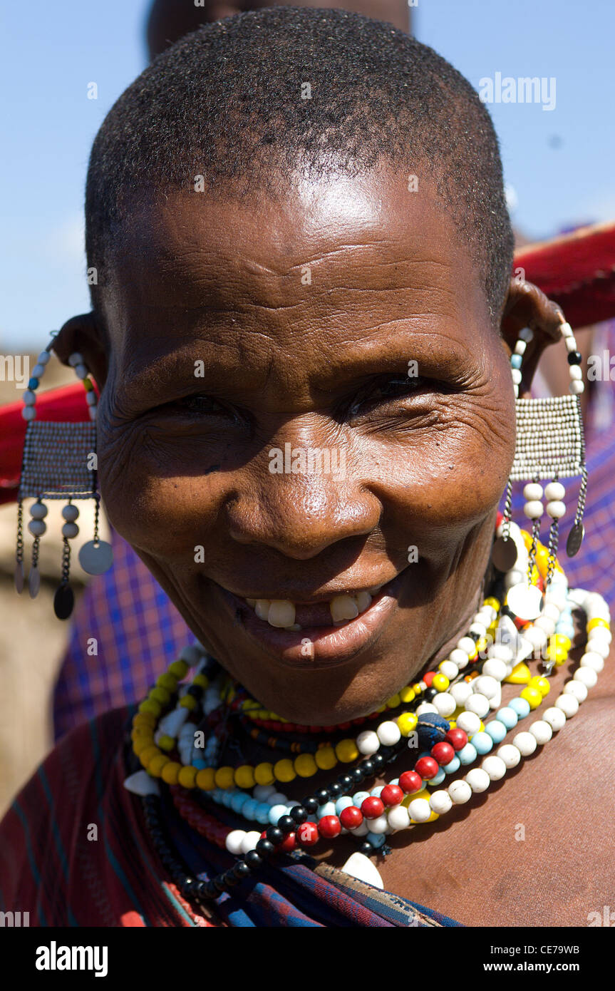 Massaifrau in Tansania mit dem traditionellen rasierte Kopf und Ohren, zahlreiche Perlen Halsketten und Ohrringe aufgeteilt. Stockfoto