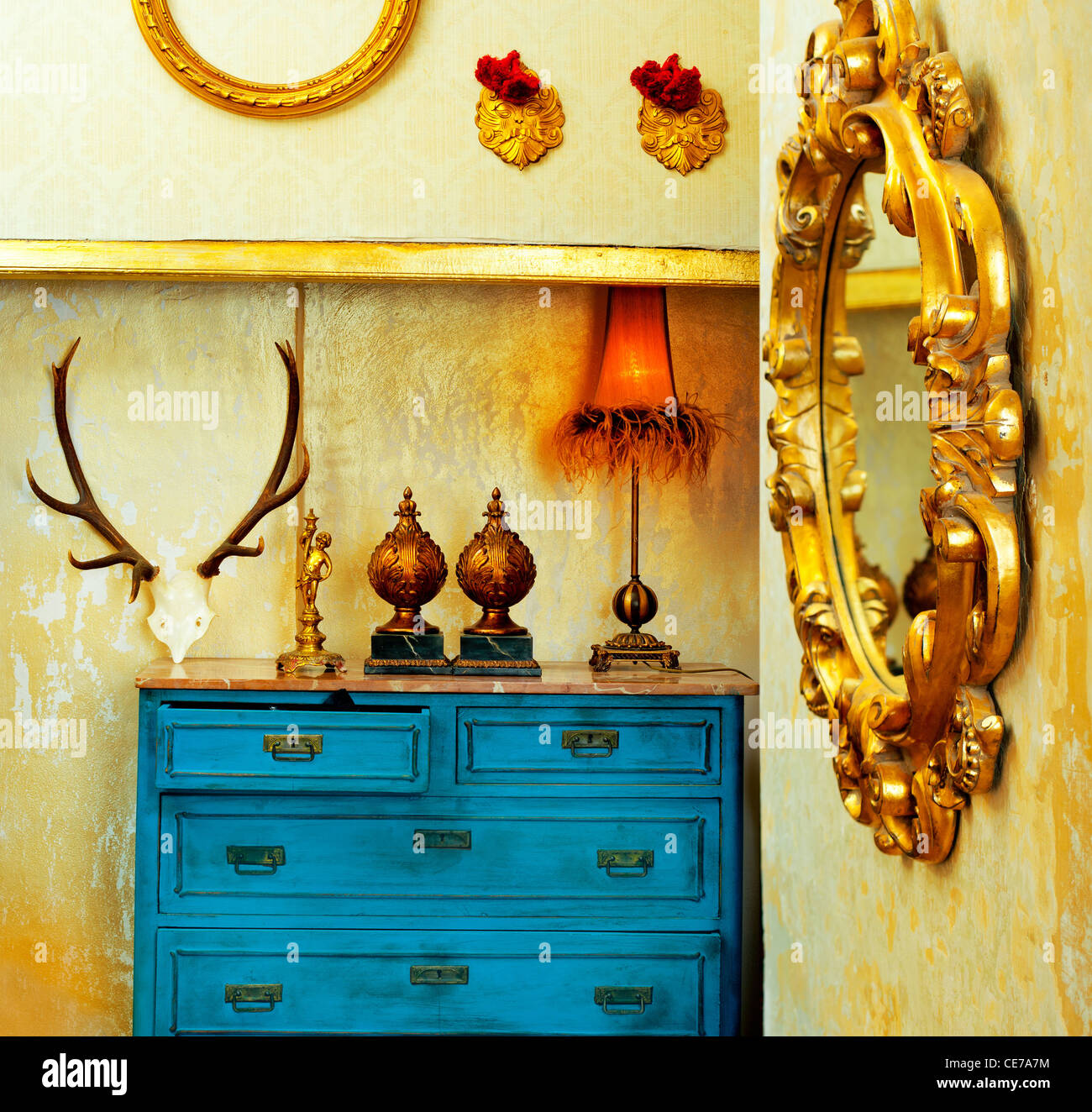 barocke Grunge Vintage Haus mit blauen Schublade und goldene Spiegel Stockfoto