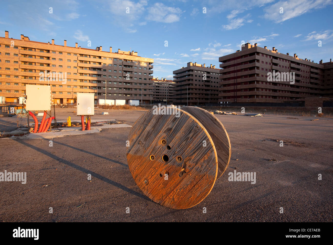 Große Blöcke von Wohnungen sitzen leer am Eingang zum Seseña, in der Provinz Toledo, außerhalb von Madrid, Spanien. Stockfoto