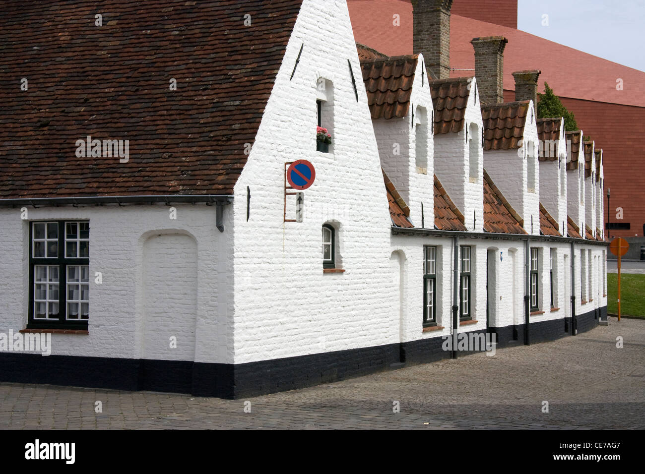 weiße traditionelles Haus in Brügge, Belgien Stockfoto