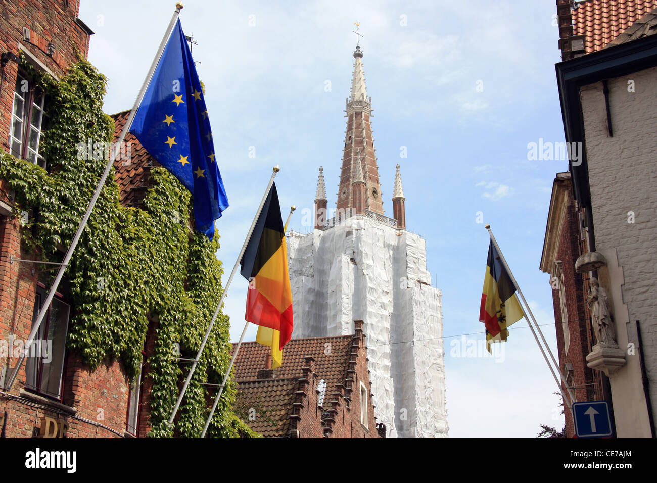 belgischen und europäischen Flaggen, Turm, in Brügge in Belgien Stockfoto