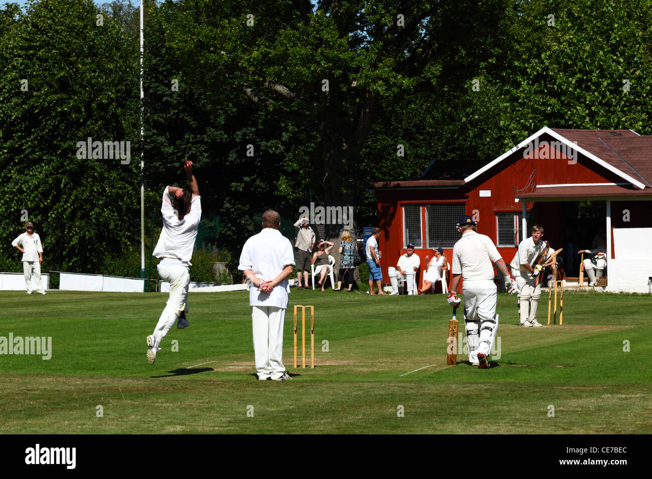 Schnelle Bowler etwa in das Becken während der lokalen Liga Cricket-Match, gemeinsame Southborough, Tunbridge Wells, Kent, England Stockfoto