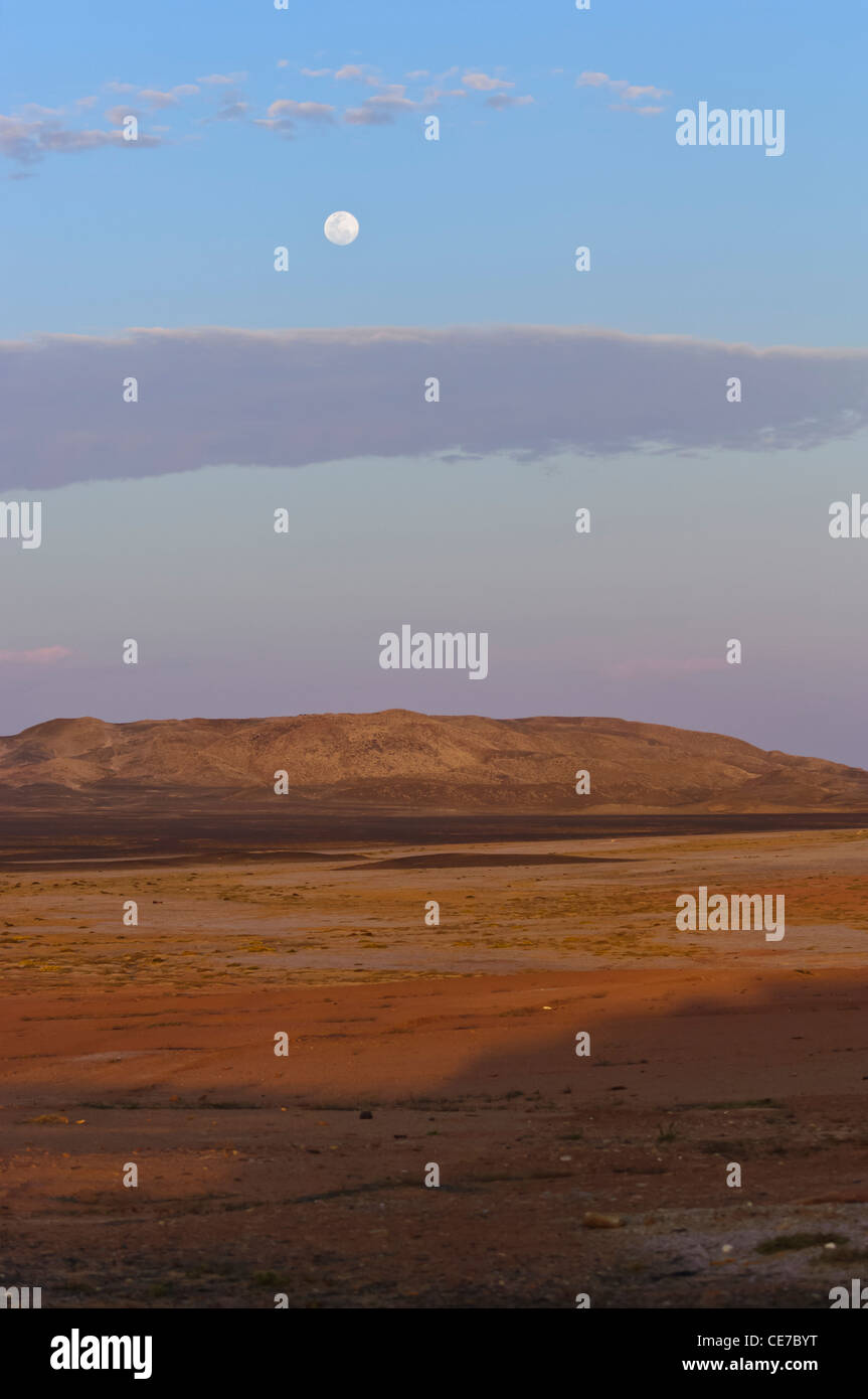 Vollmond über die karge Landschaft der Skelettküste, Namibia Stockfoto