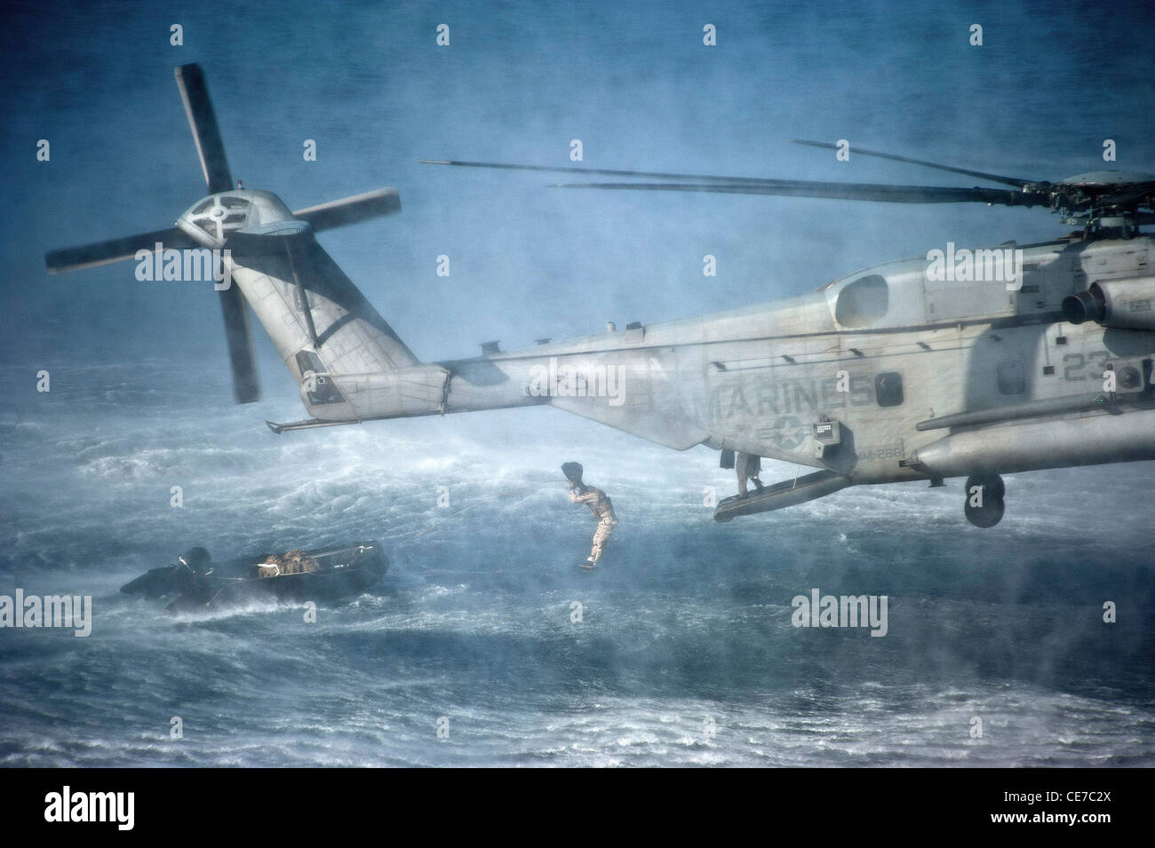Marine Expeditionary Unit Kräfte führen durch Einfügung Übungen von einem CH-53E Super Stallion-Hubschrauber in einem Kampf Kautschuk raiding Craft 19. Januar 2012. Die 11. MEU ist an Bord der amphibischen Angriff Schiff USS Makin Island eingeschlagen, bereitgestellt, maritimer Sicherheitsoperationen in das Arabische Meer unterstützen. Stockfoto