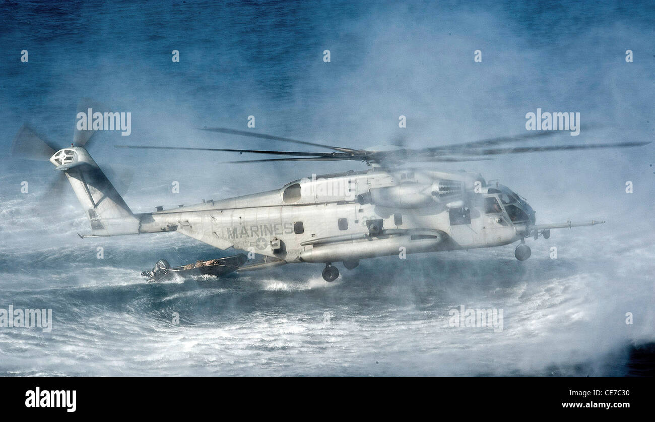 Marine Expeditionary Unit Kräfte führen durch Einfügung Übungen von einem CH-53E Super Stallion-Hubschrauber in einem Kampf Kautschuk raiding Craft 19. Januar 2012. Die 11. MEU ist an Bord der amphibischen Angriff Schiff USS Makin Island eingeschlagen, bereitgestellt, maritimer Sicherheitsoperationen in das Arabische Meer unterstützen. Stockfoto