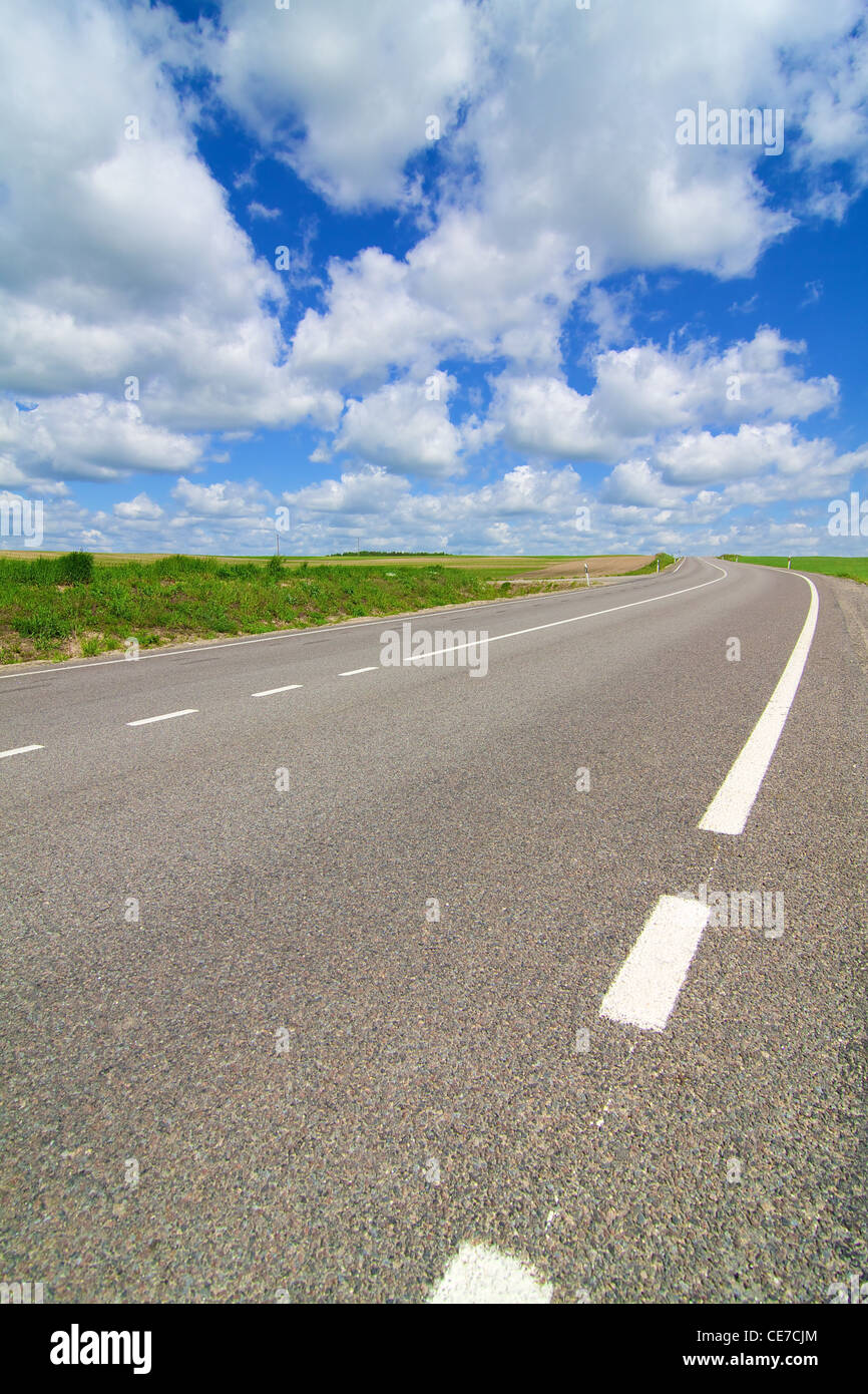 Lange Straße erstreckt sich in die Ferne Stockfoto